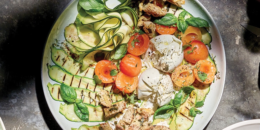 Salade met burrata, courgettes en gemarineerde abrikozen