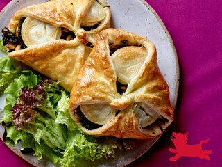 Bladerdeeggebakjes met geitenkaas en spinazie