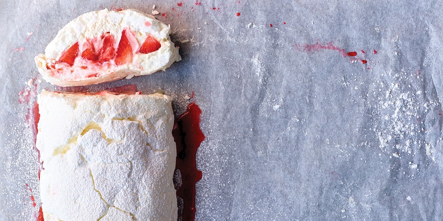 Pavlova roulée aux fraises