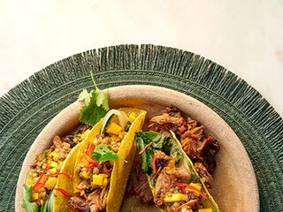 Taco’s met pulled lamb, salsa met linzen, mango en paksoi