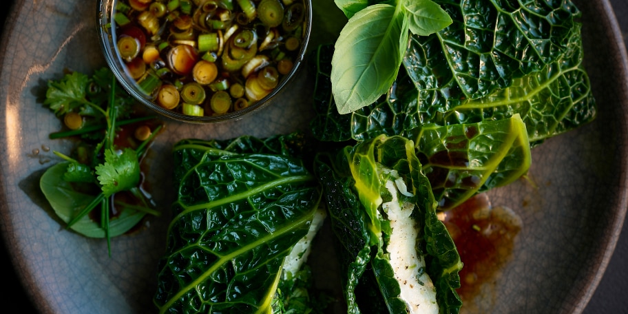 Feuilles de chou farcies au poisson et aux herbes fraîches