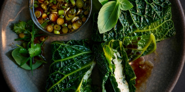 Feuilles de chou farcies au poisson et aux herbes fraîches