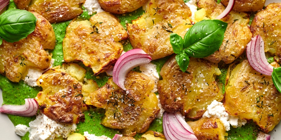 Smashed potatoes en geitenkaascrème met pistachenoten