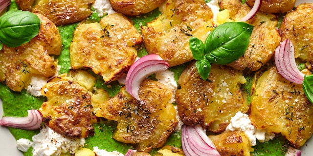 Smashed potatoes en geitenkaascrème met pistachenoten
