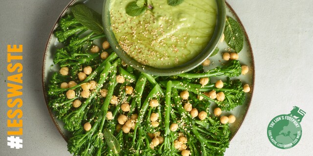 Slaatje en dip van broccolini met kikkererwten