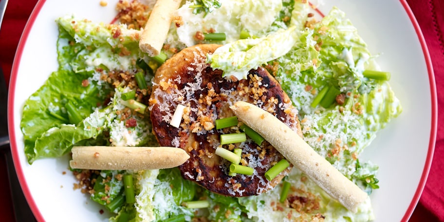 Kippenburgers met caesar salad