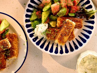 Griekse zomersalade met fetakroketjes