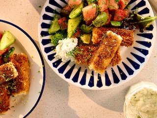 Griekse zomersalade met fetakroketjes