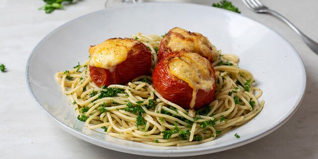 Pasta met gevulde tomaten