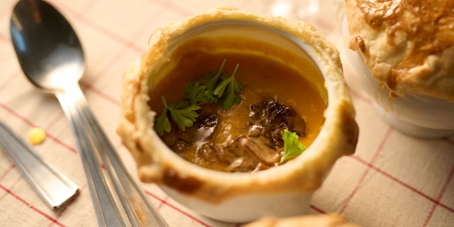 Velouté van kastanjepompoen met eekhoorntjesbroodroom in een korstje