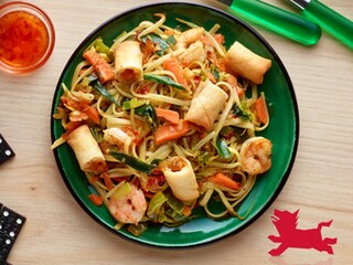Gebakken linguine met garnalen, groenten en miniloempia’s