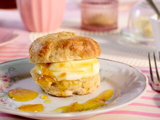Scones, zure room en sinaasappelmarmelade met gember