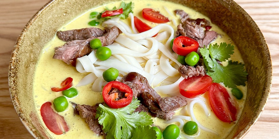 Soupe de nouilles au bœuf caramélisé, lait de coco et citronnelle