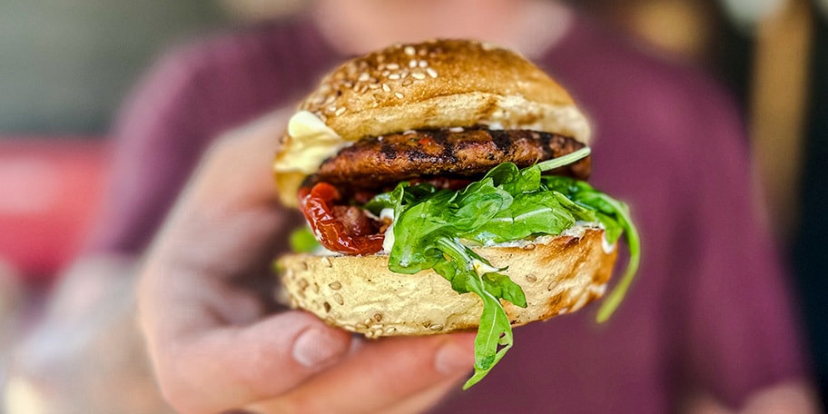 Smashed sausage burgers au barbecue