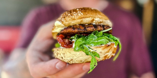 Smashed sausage burgers au barbecue