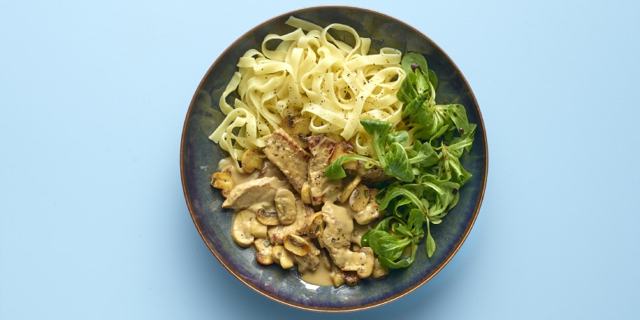 Émincé de veau aux champignons, tagliatelles et salade de blé au balsamique
