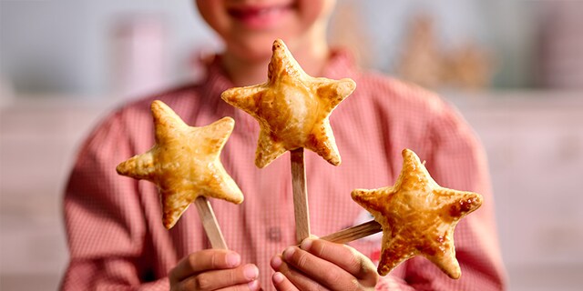 Mini galettes des rois étoilées en sucettes