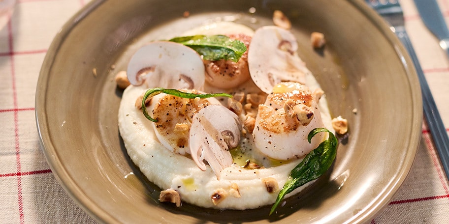 Saint-Jacques poêlées, crème de panais et épinards de mer