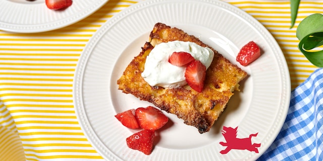 Gekaramelliseerd verloren brood met aardbeien en slagroom