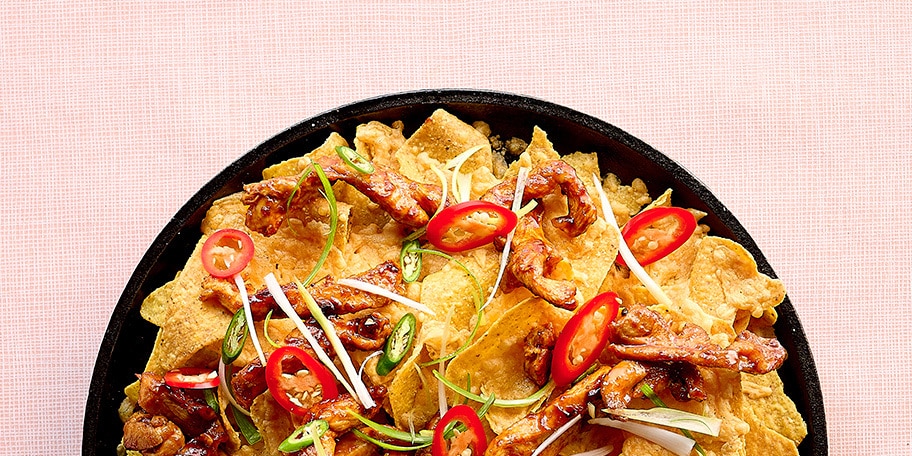 Gegratineerde nacho's met gemarineerde kip