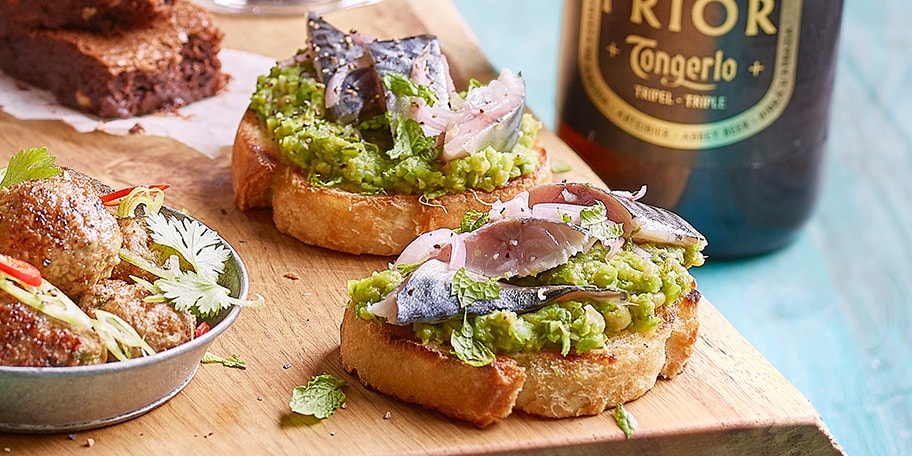 Toast met tapenade van erwten tuinbonen en munt en gemarineerde makreel