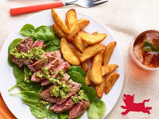 Tagliata met pesto en aardappelwedges