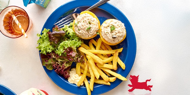 Pêches au thon, frites et salade