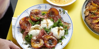 Salade van gegrilde perziken met mozzarella en speck