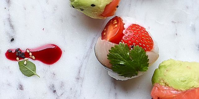 Sushiballetjes met gerookte makreel en frambozenvinaigrette