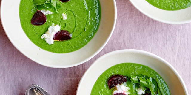 Lauwe soep met courgettes en waterkers