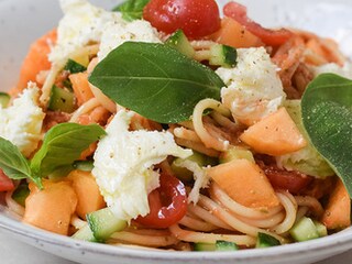 Salade de pâtes au gazpacho de melon et tomates cerises