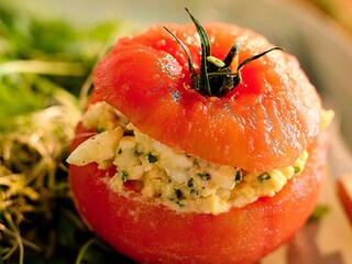 Tomaten met hardgekookte eieren, op de manier van tomaat-garnaal
