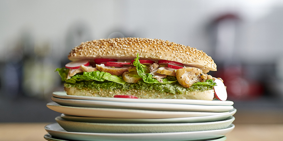 Hot-dogs de poulet au pesto