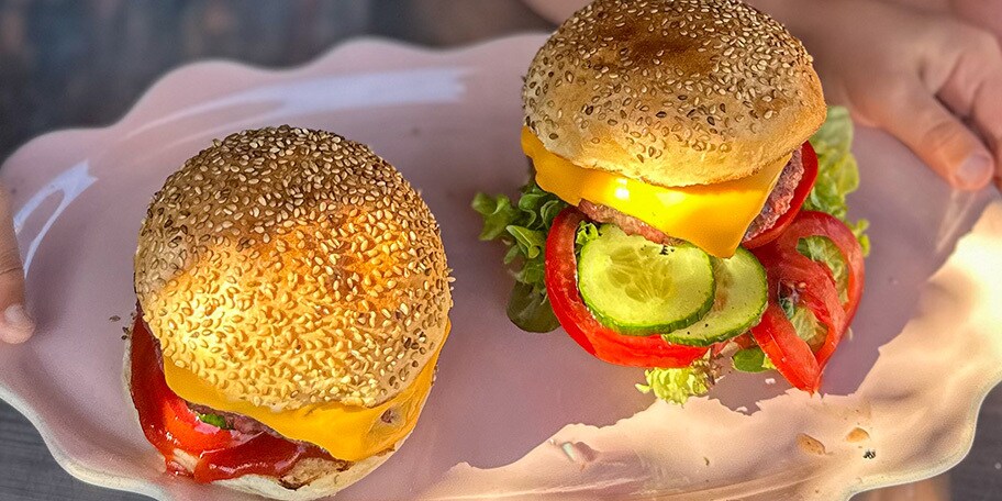 Kidsburgers op de barbecue