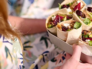 Burritos au poulet, fromage de chèvre et sauce aux cerises