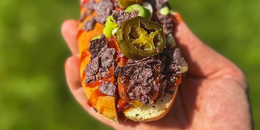 Chili cheese hot-dogs aux nachos bleus