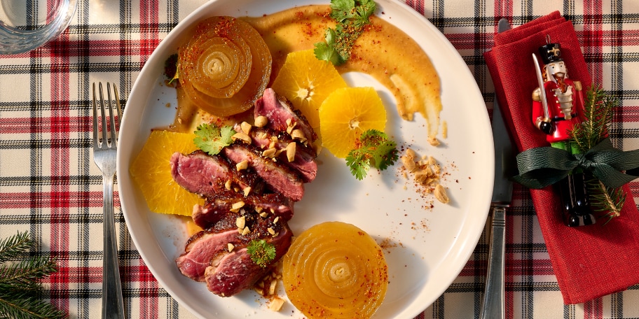 Eendenborstfilets, misosaus met sinaasappel, pinda's en goudbruine uien