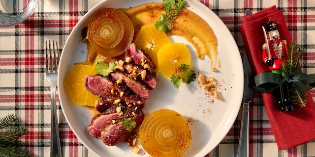 Eendenborstfilets, misosaus met sinaasappel, pinda's en goudbruine uien