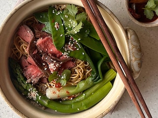 Nouilles sautées au bœuf, légumes croquants et sauce aigre-douce