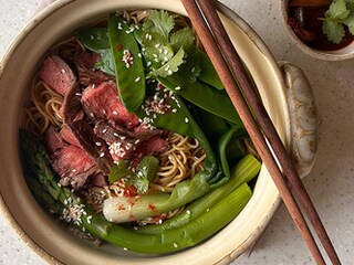 Nouilles sautées au bœuf, légumes croquants et sauce aigre-douce