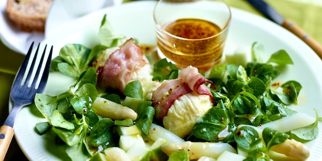 Slaatje van appel, asperges en warme geitenkaas met spek