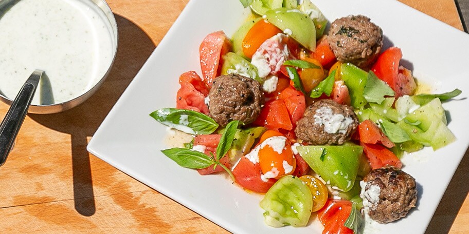 Boulettes de viande à la menthe, salade de tomates et sauce au yaourt
