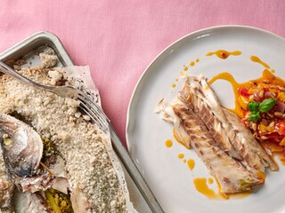Zeebaars in een zoutkorstje, paprikacompote met pijnboompitten