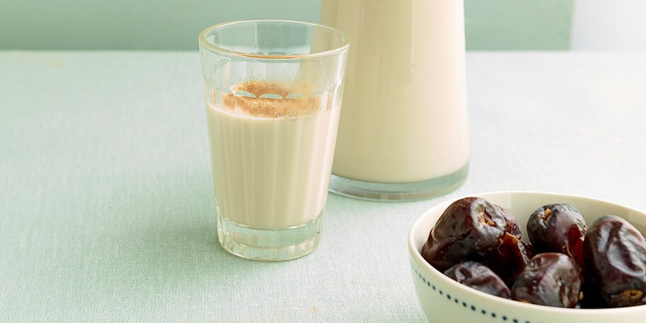 Homemade amandeldrink met kaneel en vanille