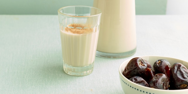 Homemade amandeldrink met kaneel en vanille