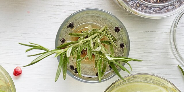 Gearomatiseerd water met peper, honing en rozemarijn