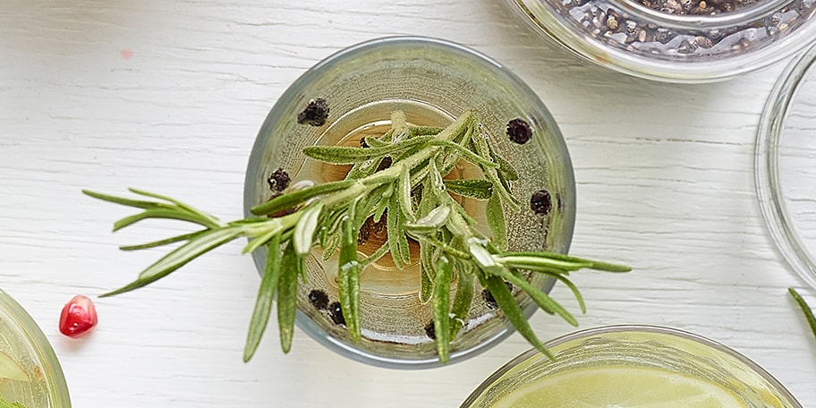 Eau aromatisée au poivre, miel et romarin