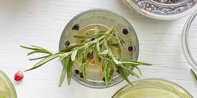 Eau aromatisée au poivre, miel et romarin