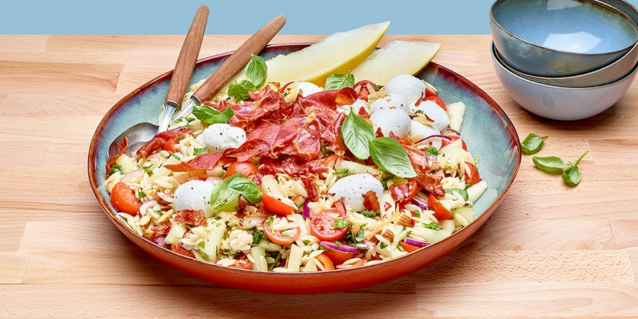 Salade de pâtes au melon, mozzarella et jambon croustillant