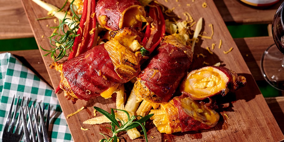 Kiprolletjes met cheddar, pastrami en minimais